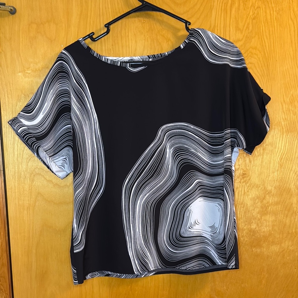 Black and White Boxy Short Sleeve Blouse - Picture 2 of 2